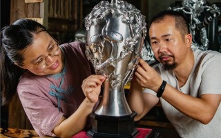 同安短视频剪辑 锡雕匠人“蛋挞”新吃法 同安这对“锡雕侠侣”的视频火了