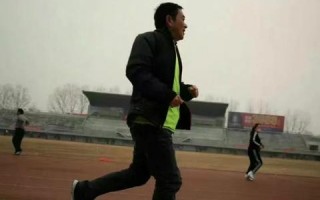 多人跑步短视频制作 坚持6年创意轨迹跑，他用双脚绘出红色画卷